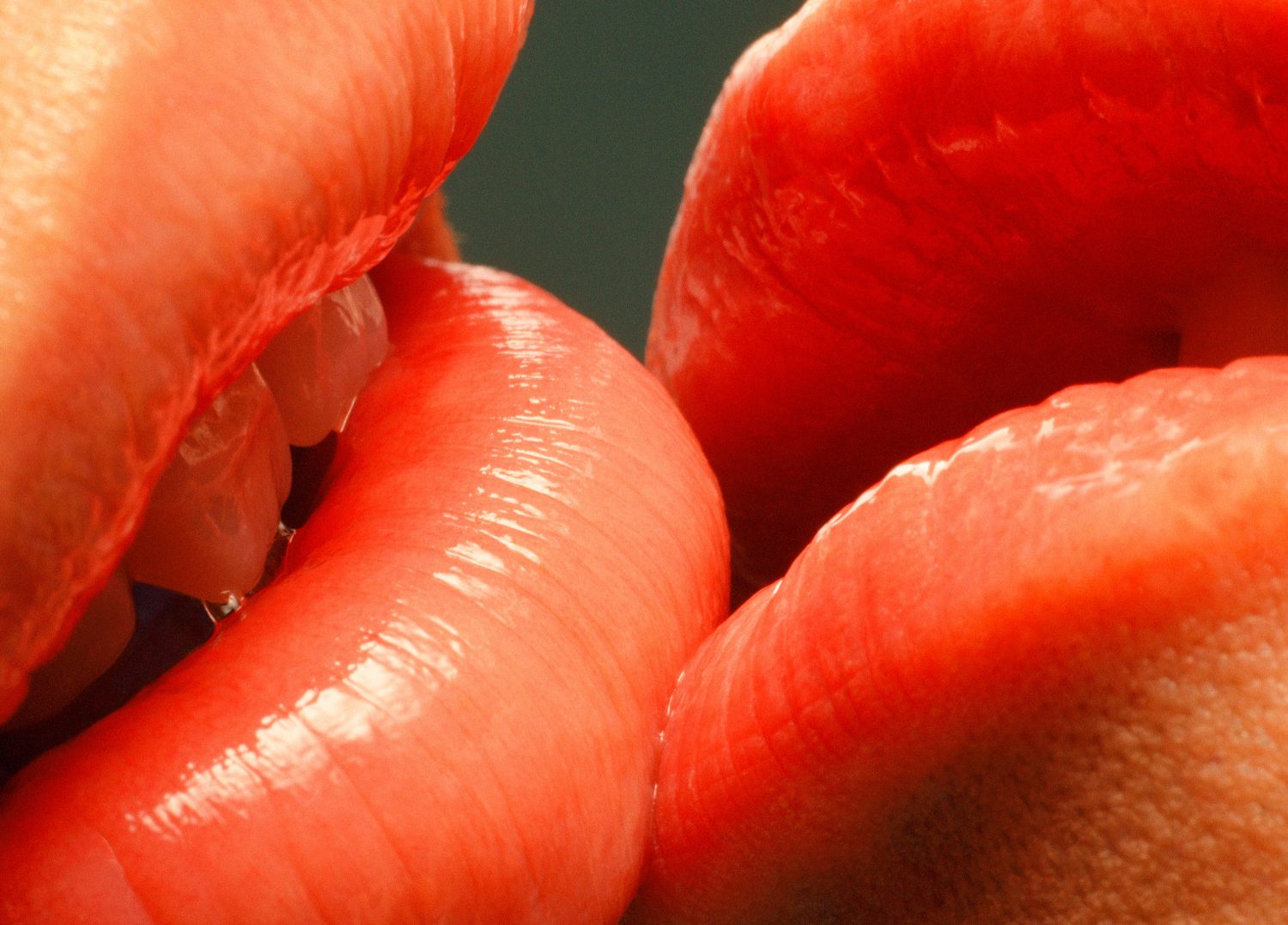 Сочный поцелуй с языком